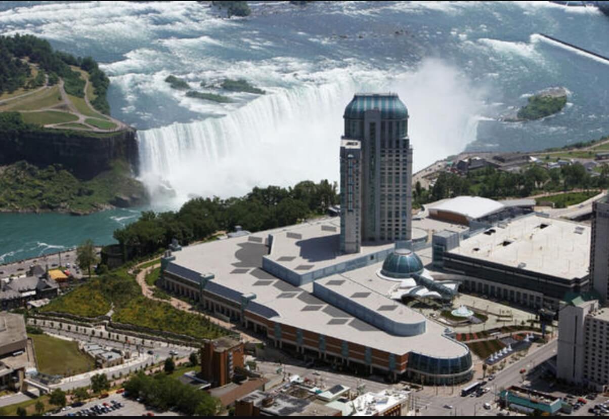 Casino Niagra -- also one of the luxury casinos in Canada, lives up to its namesake in terms of size, and breath-taking size and presence.